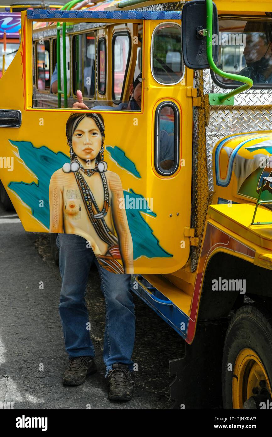 Baguio, Philippinen - 2022. August: Detail eines Jeepneys auf einer Straße in Baguio am 4. August 2022 in Baguio, Luzon, Philippinen. Stockfoto