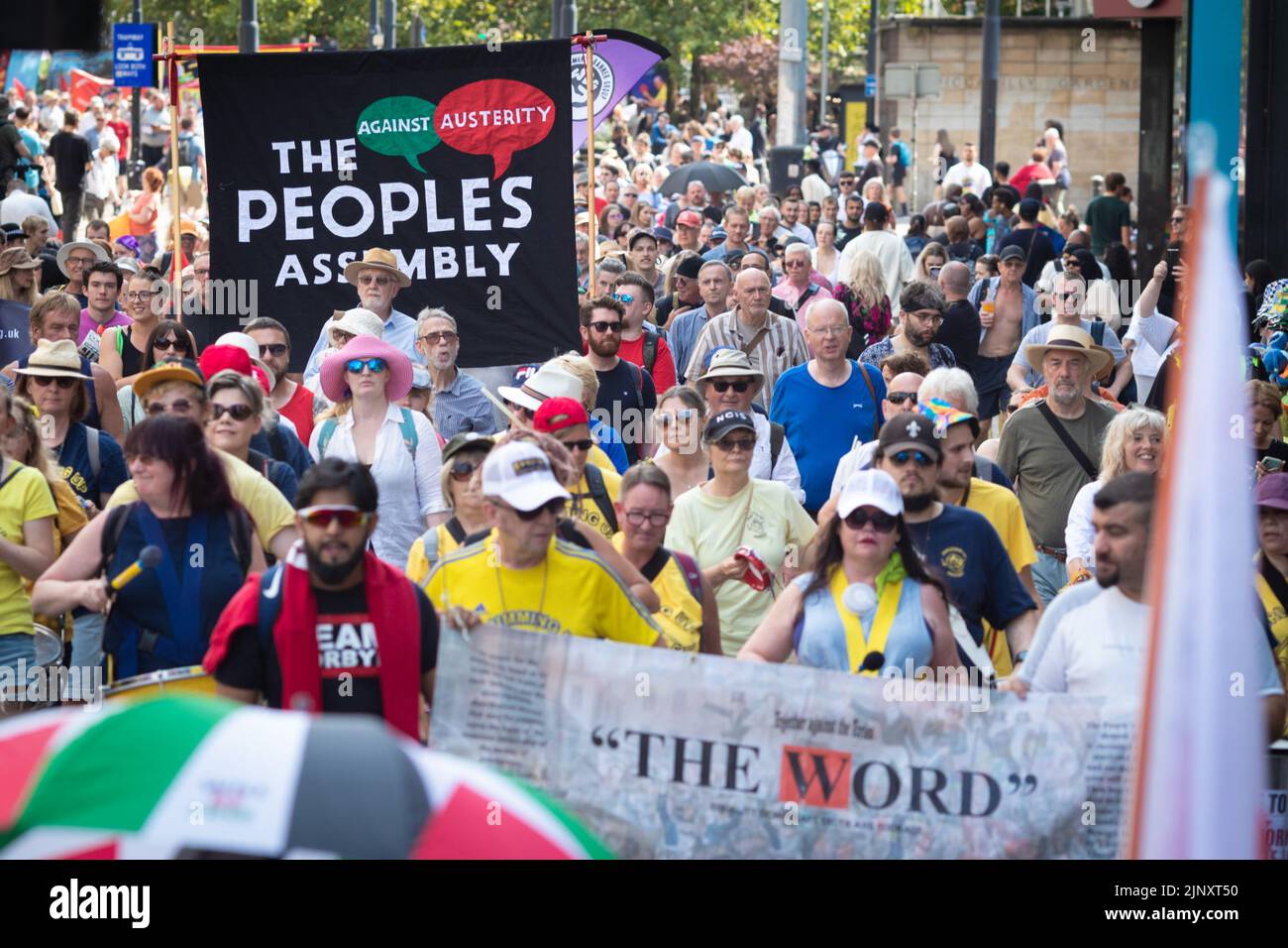 Manchester, Großbritannien. 14. August 2022. Die Menschen gehen auf die Straße für den Peterloo-marsch für Demokratie. Gewerkschaften und lokale Gemeinschaften kommen zusammen, um der Regierung zu zeigen, dass die Lebenshaltungskosten außer Kontrolle geraten sind und dass die Menschen sich zusammenschließen werden, um zurückzukämpfen. Kredit: Andy Barton/Alamy Live Nachrichten Stockfoto