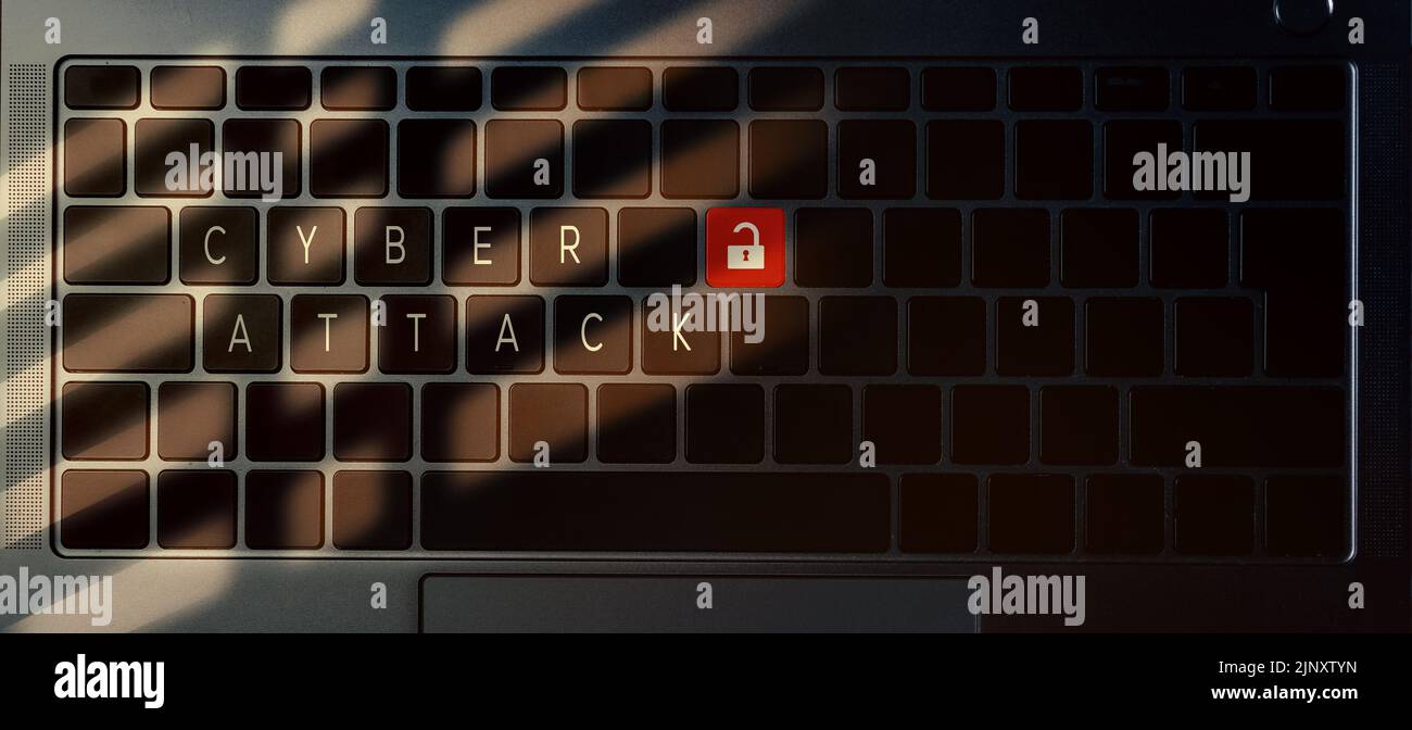Banneransicht der Laptop-Tastatur mit der Meldung „Cyber Attack“ auf den Tasten. Daten zu Sicherheitswarnungen Stockfoto