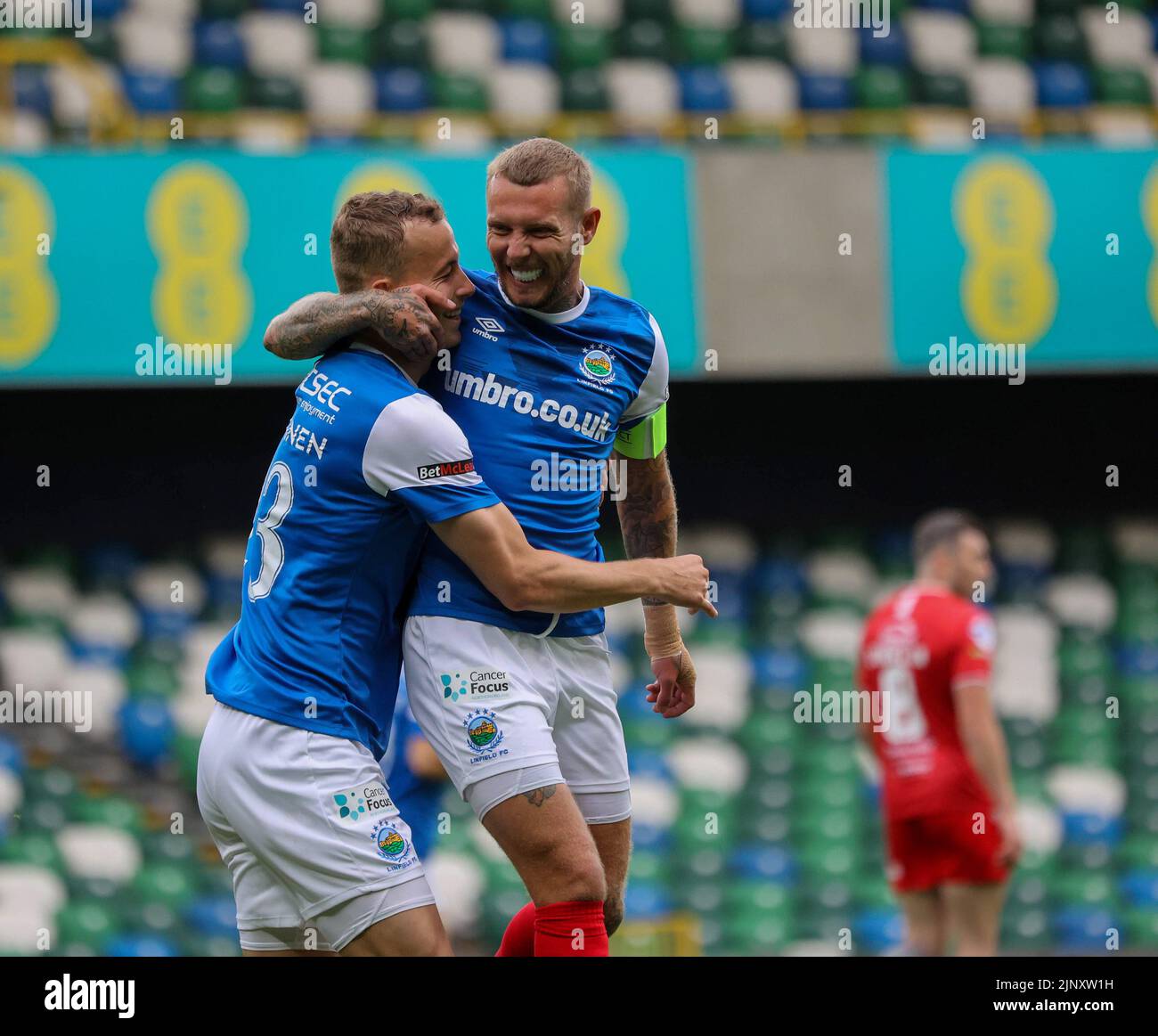 Windsor Park, Belfast, Nordirland, Großbritannien. 14 August 2022. Danske Bank Premiership – Linfield / Portadown. Action aus dem heutigen Spiel – das erste Ligaspiel für beide Seiten zu Beginn der neuen Ligasaison. Linfield-Kapitän Kirk Millar (7) schießt Linfield frühzeitig in Führung. Kredit: CAZIMB/Alamy Live Nachrichten. Stockfoto