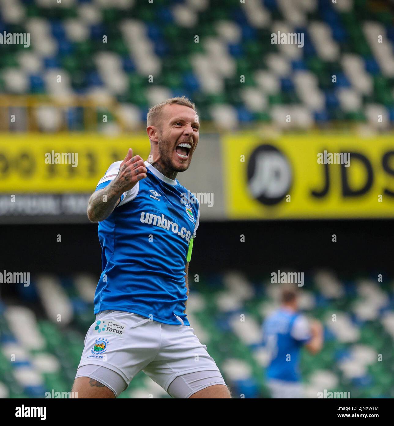 Windsor Park, Belfast, Nordirland, Großbritannien. 14 August 2022. Danske Bank Premiership – Linfield / Portadown. Action aus dem heutigen Spiel – das erste Ligaspiel für beide Seiten zu Beginn der neuen Ligasaison. Linfield-Kapitän Kirk Millar (7) schießt Linfield frühzeitig in Führung. Kredit: CAZIMB/Alamy Live Nachrichten. Stockfoto