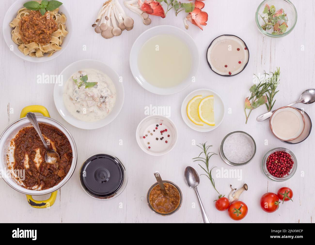 Tisch mit frischen Zutaten für die vegane Küche Stockfoto