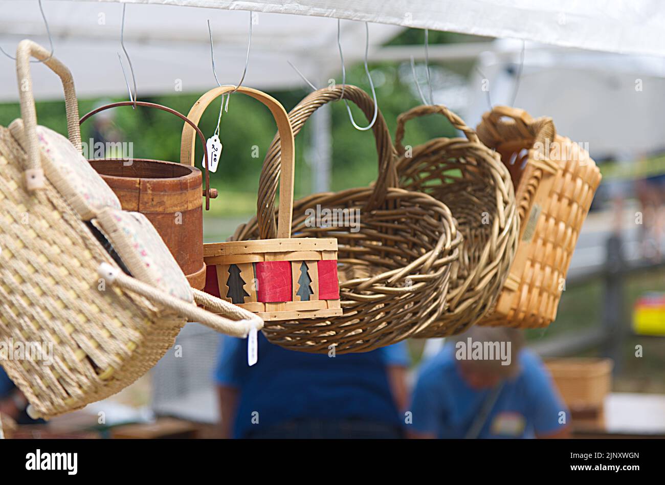 Salzkörbe auf einem Kirchenflohmarkt in Dennis, Massachusetts, am Cape Cod Stockfoto
