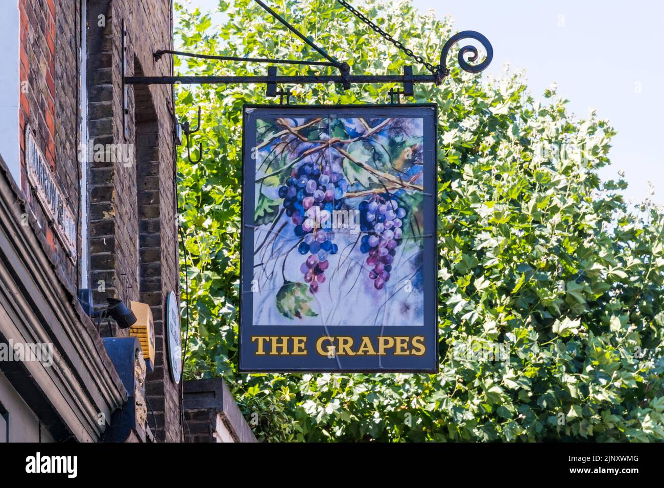 Pub-Schild für die Trauben, ein historisches Pub am Fluss in der Narrow Street, Limehouse, London. Stockfoto