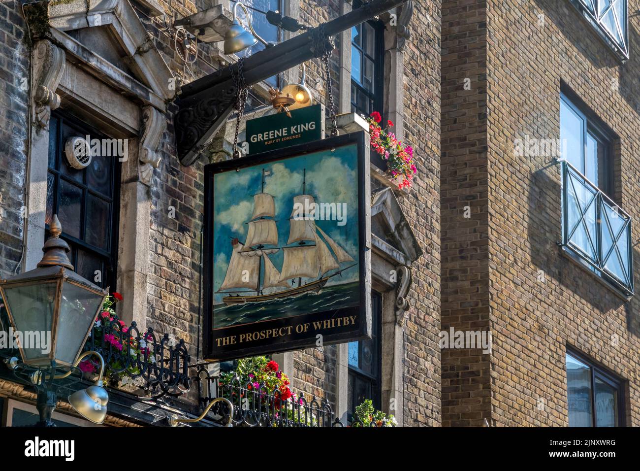 Pub-Schild für das Prospect of Whitby, ein historisches Pub am Fluss in Wapping, London. Stockfoto