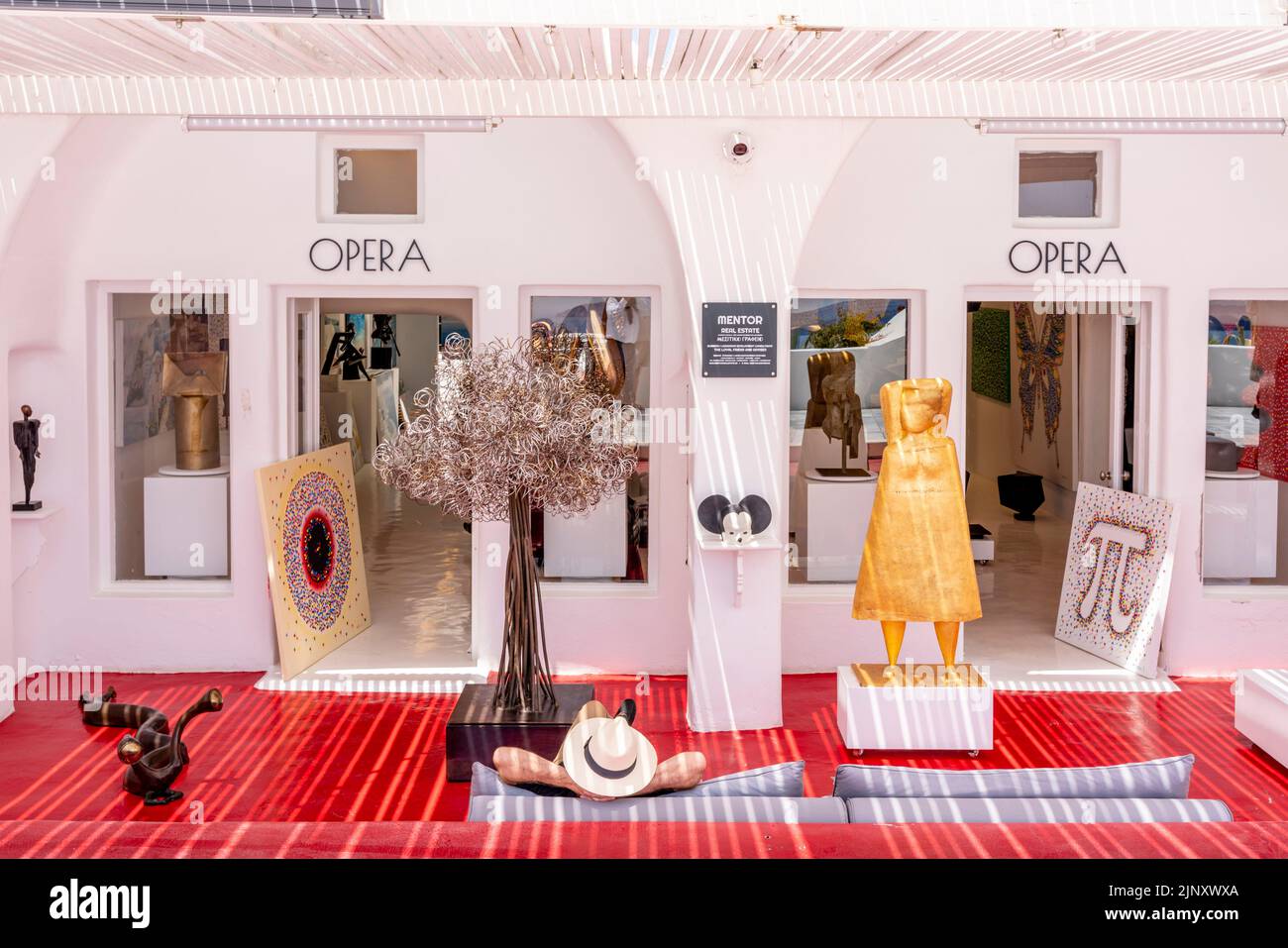 Die Opera Art Gallery, Oia, Santorini, Griechische Inseln, Griechenland. Stockfoto