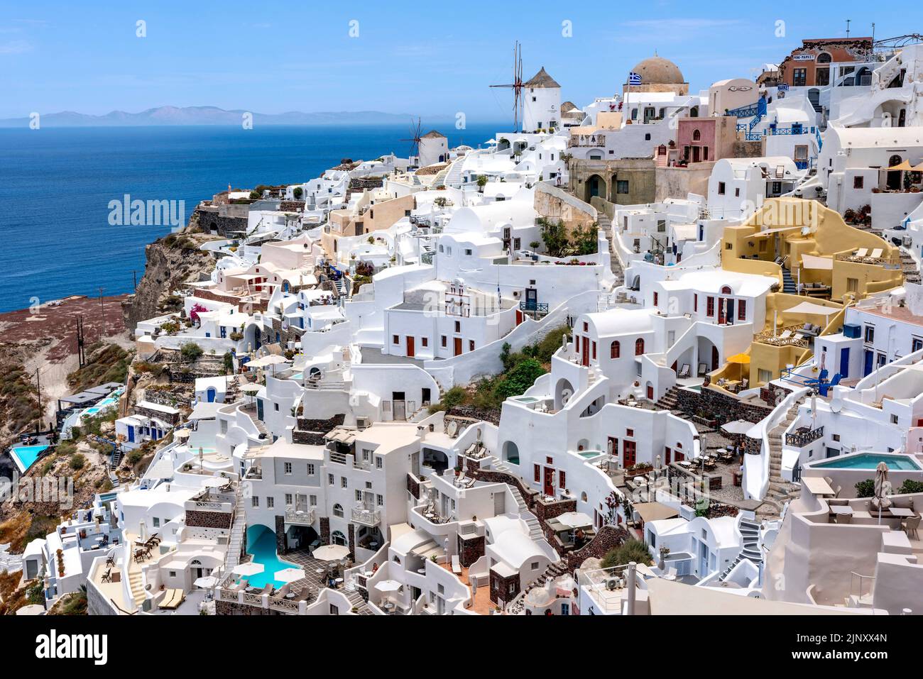 Ein Blick auf die Stadt Oia auf der Insel Santorini, griechische Inseln, Griechenland. Stockfoto