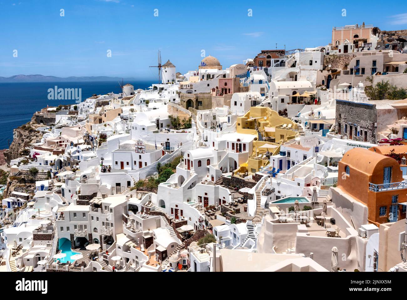 Ein Blick auf die Stadt Oia auf der Insel Santorini, griechische Inseln, Griechenland. Stockfoto
