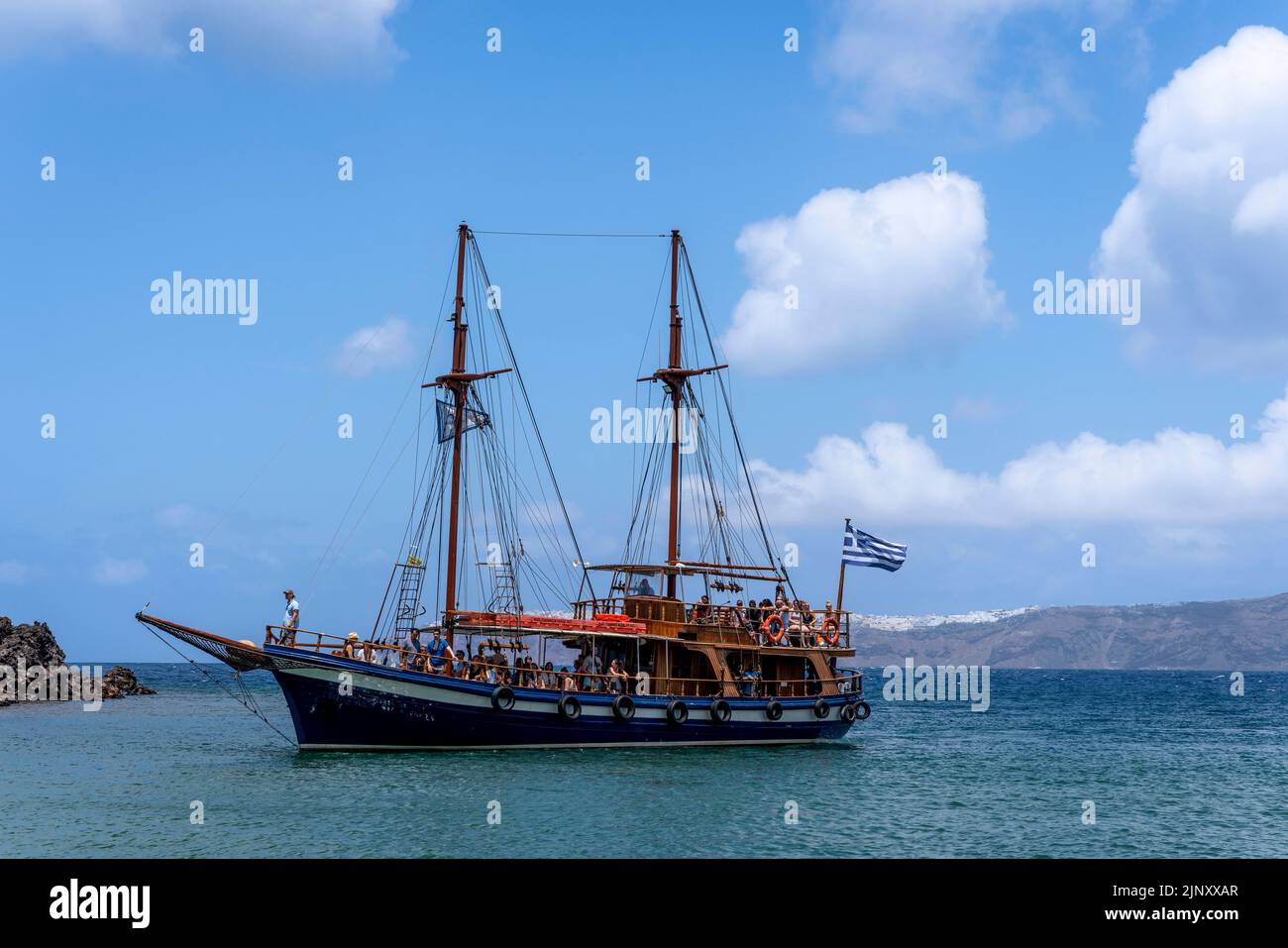 Junge Leute auf Einer Vergnügungskreuzfahrt, Santorini, griechische Inseln, Griechenland. Stockfoto