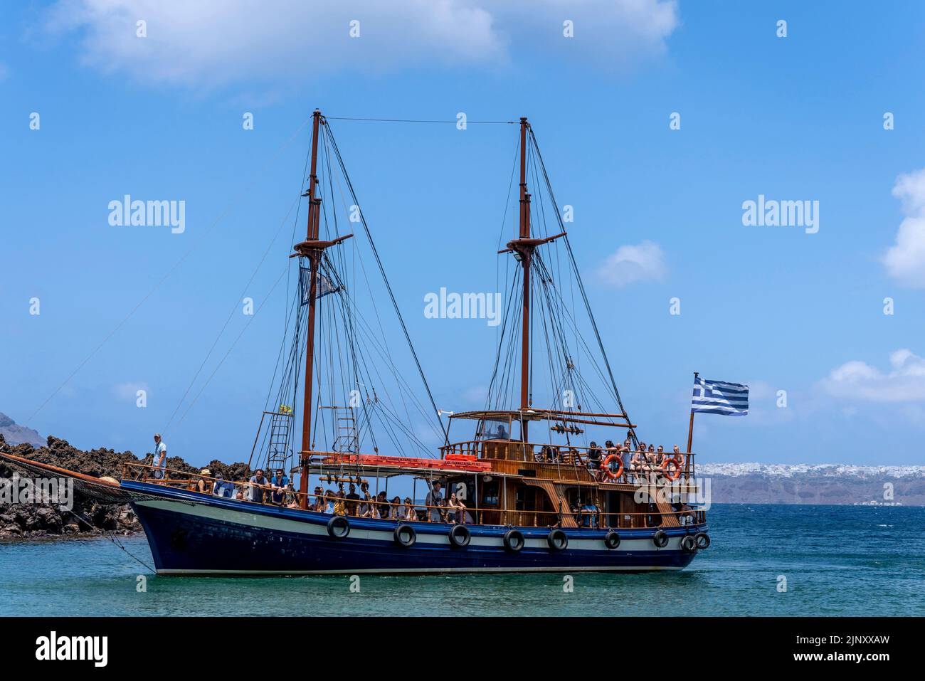 Junge Leute auf Einer Vergnügungskreuzfahrt, Santorini, griechische Inseln, Griechenland. Stockfoto