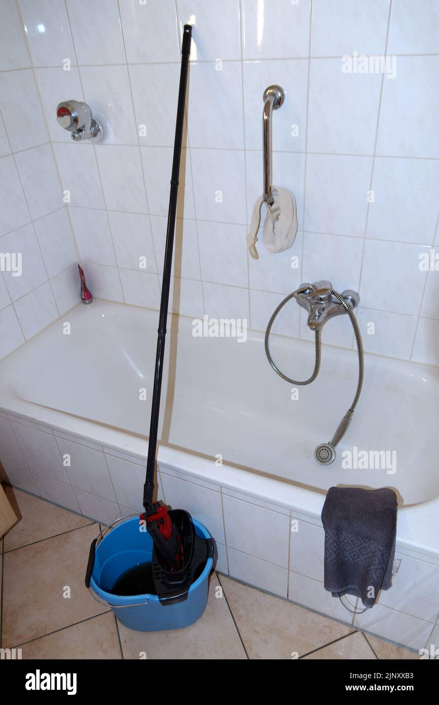 Hausarbeiten: Reinigung Eimer und Mopp im Badezimmer Stockfoto