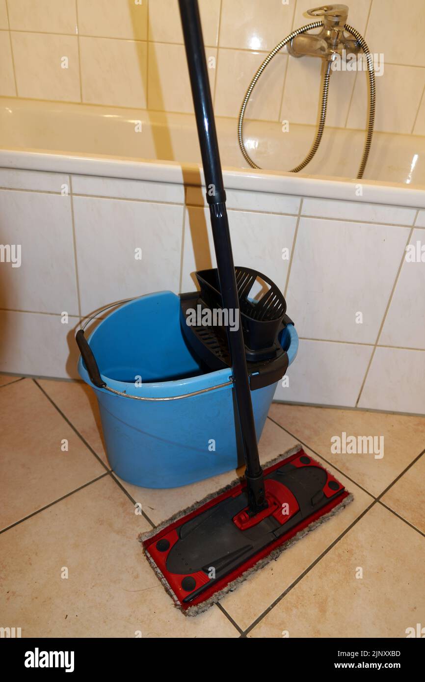 Hausarbeiten: Reinigung Eimer und Mopp im Badezimmer Stockfoto