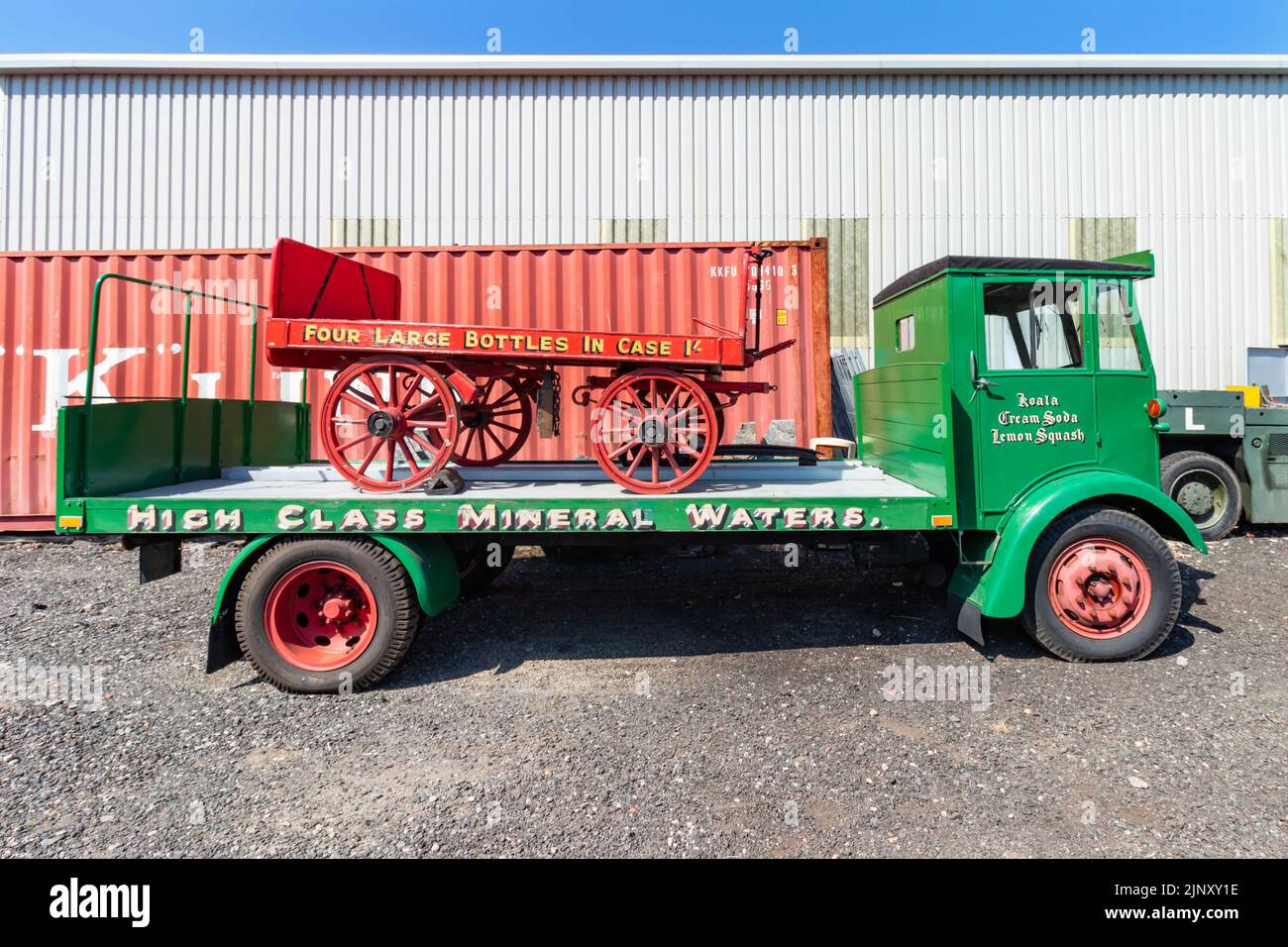 Green 1954 Albion FT3AL PGC 409 Flach-Bett-Getränke-Lieferwagen in R.Whites Lackierung im North East Land Sea & Air Museum Stockfoto