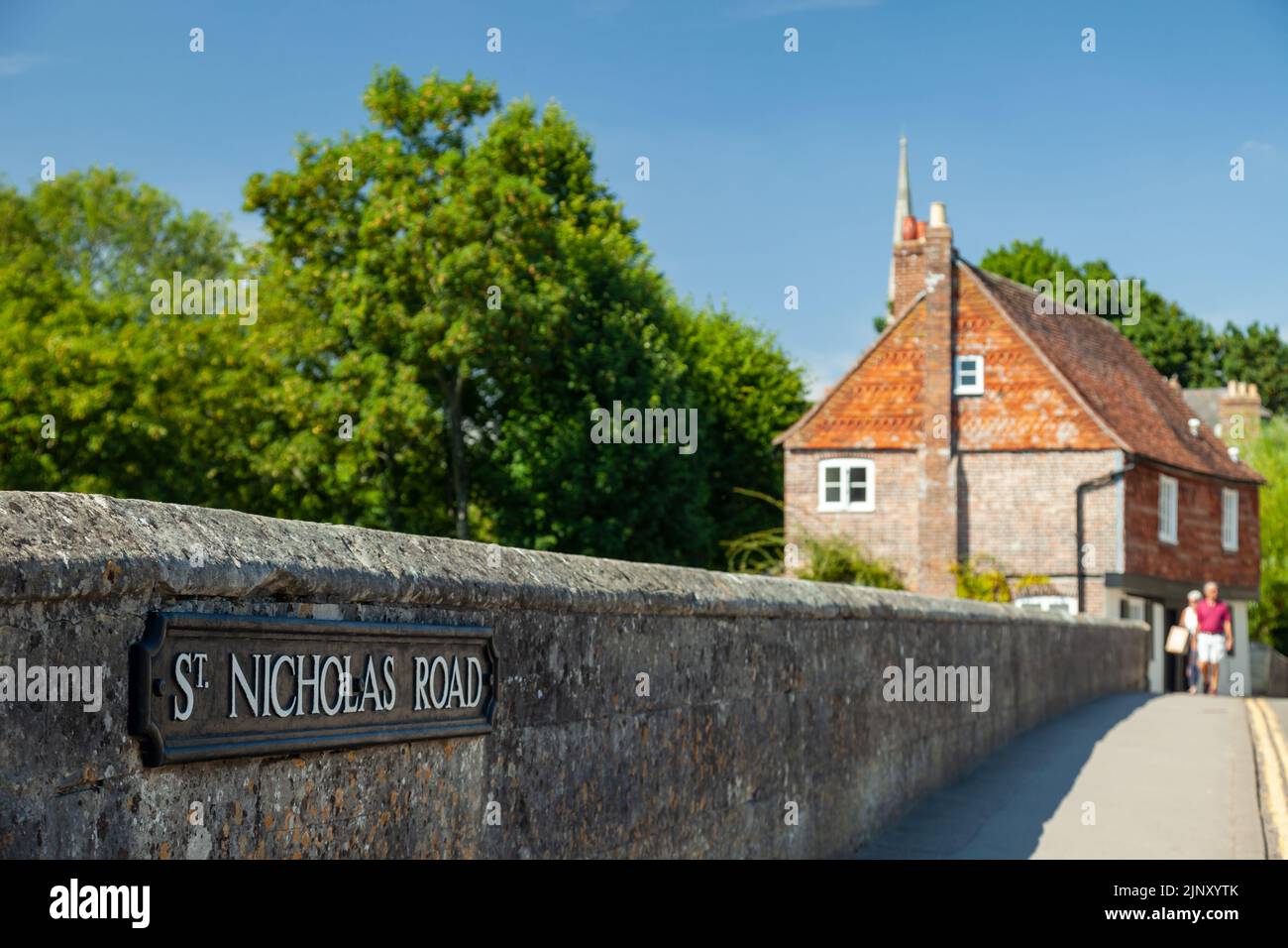 Sommernachmittag auf der St. Nichola Road in Salisbury, Wiltshire, England. Stockfoto