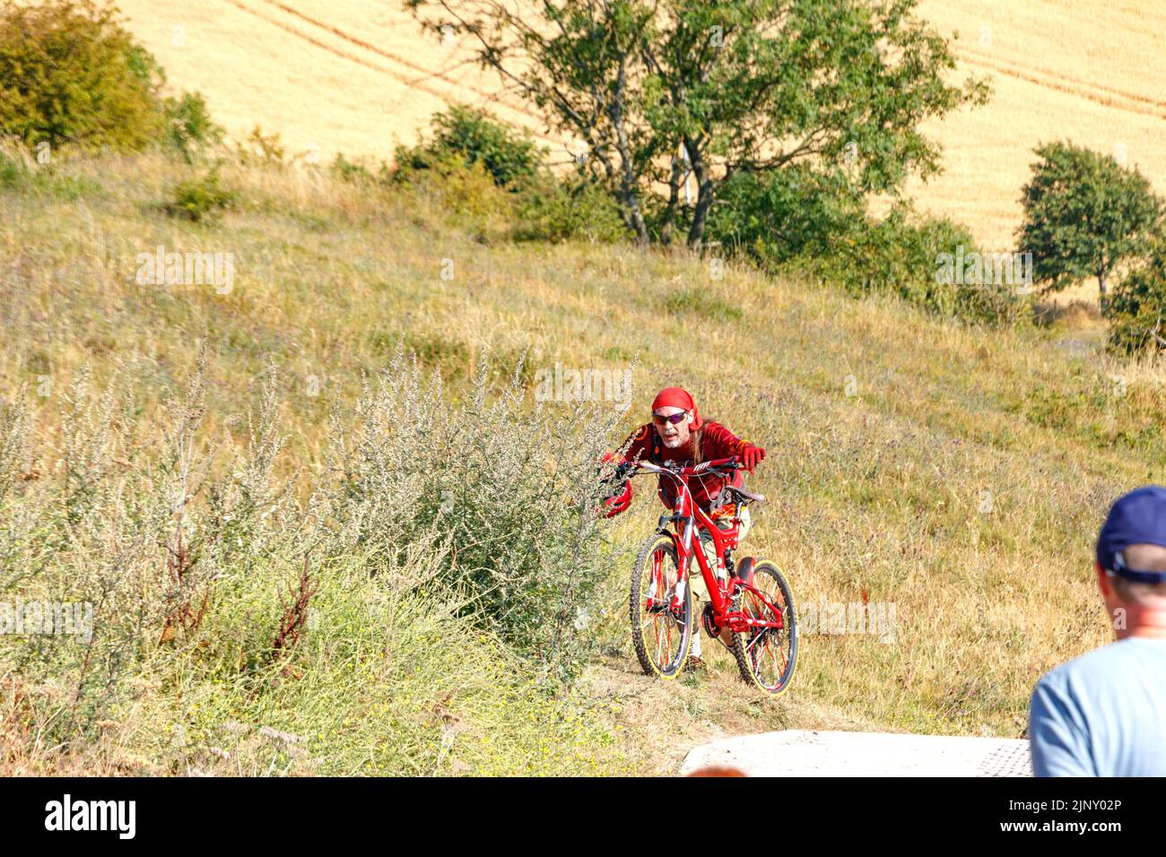 Mann in rot gekleidet schieben roten Mountainbike steilen Pfad Landschaft penshaw Denkmal Co durham Wearside Stockfoto
