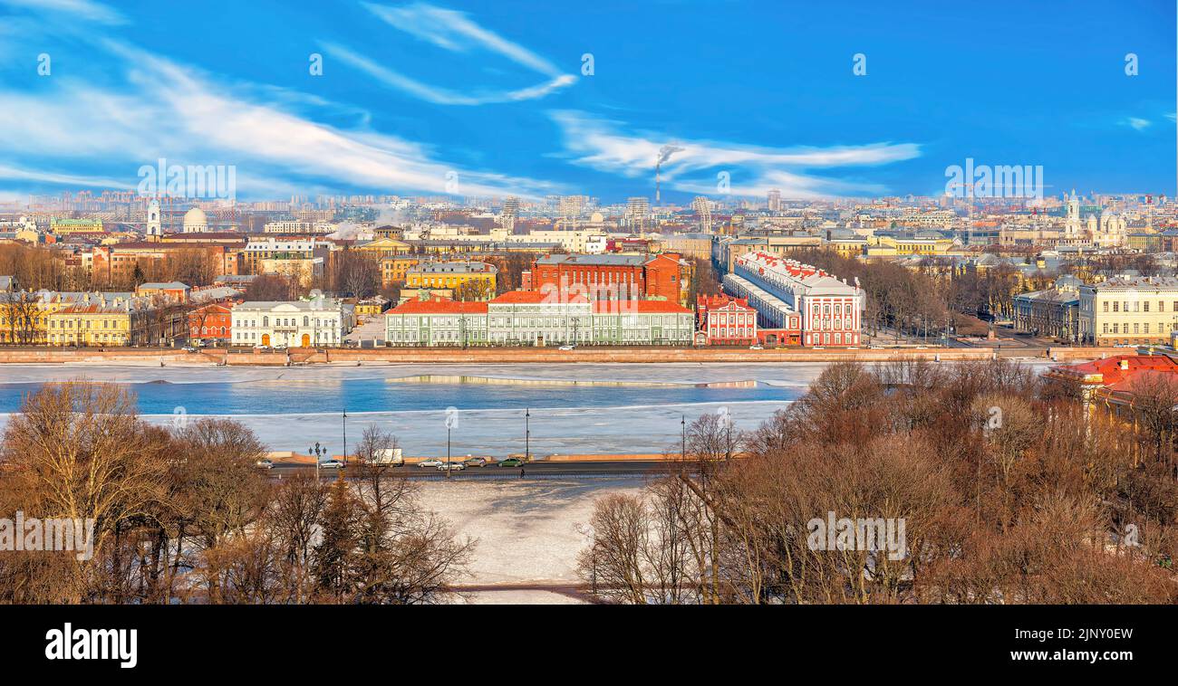 St. Petersburger Stadtlandschaft Panoramablick von oben auf den Palast von Peter II Stockfoto