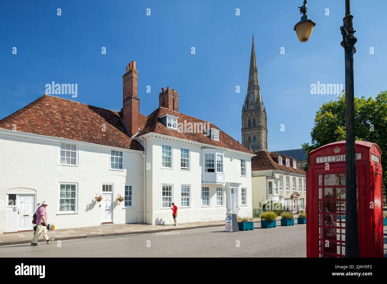 Sommernachmittag am Choristers Square in Salisbury, England. Stockfoto