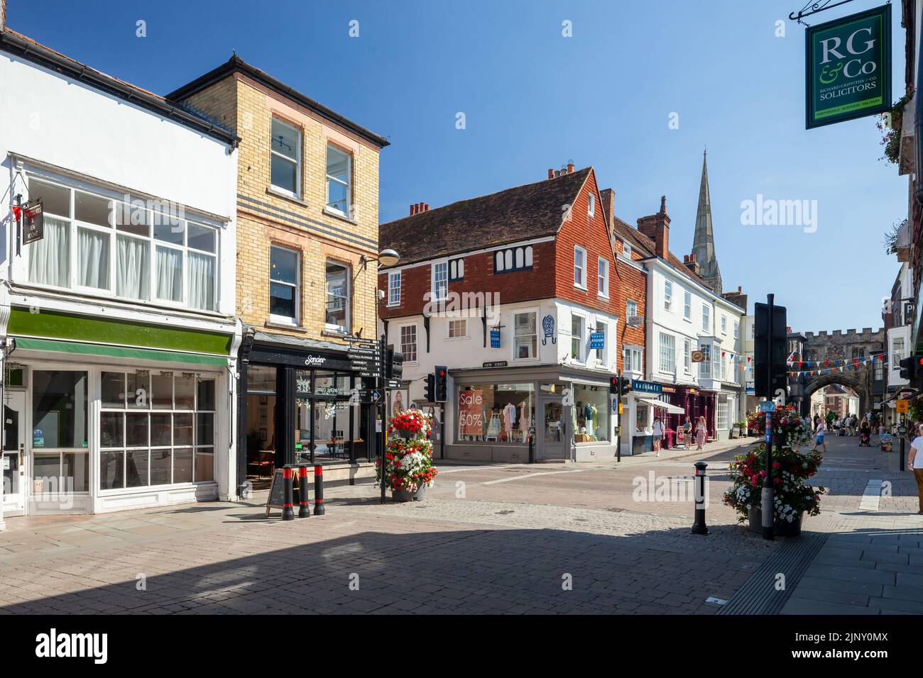 Sommernachmittag auf der High Street im Stadtzentrum von Salisbury, Wiltshire, England. Stockfoto