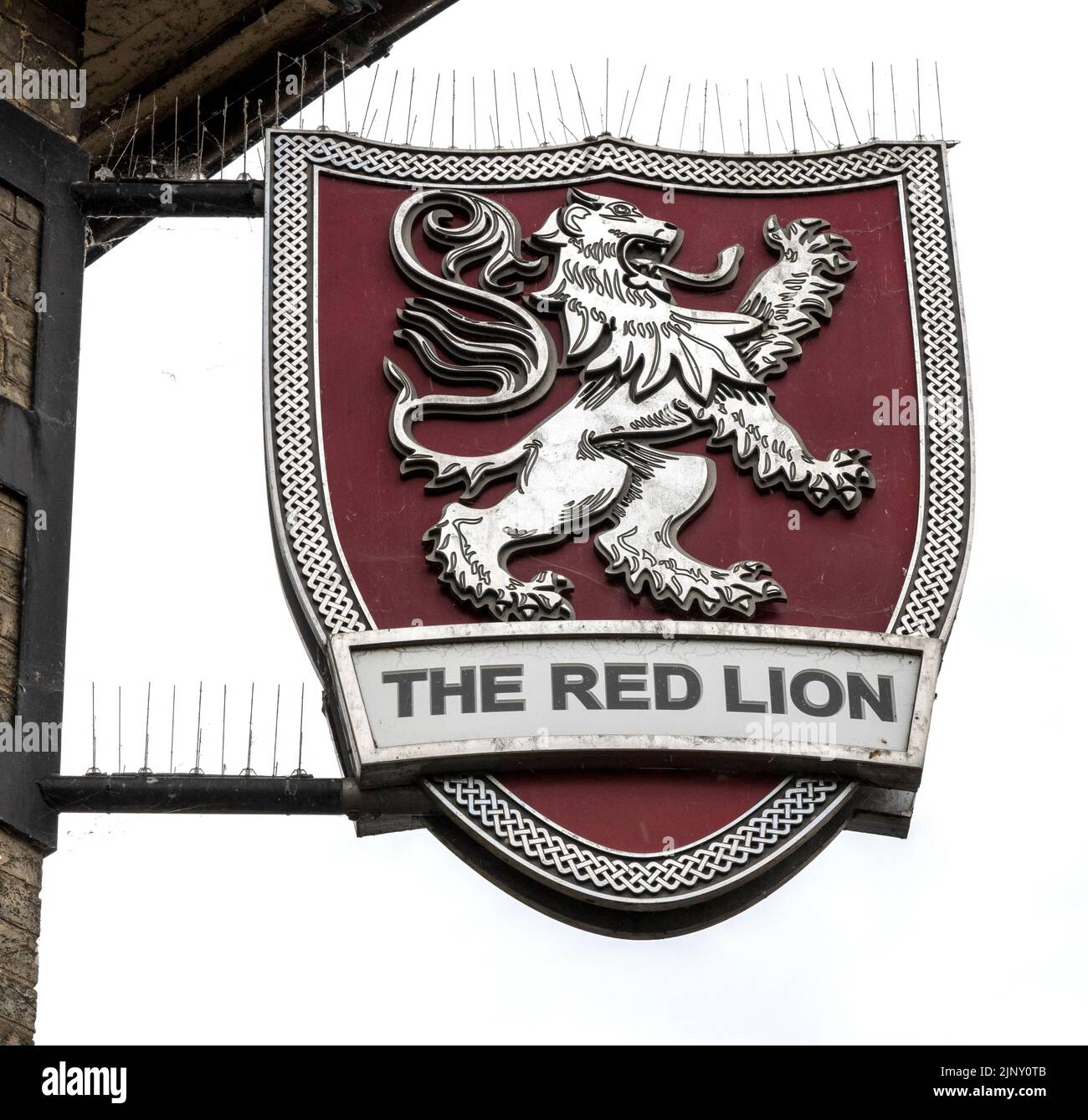Traditionelles hängendes Pub-Schild am Red Lion Pub - ein Wetherspoon-öffentliches Haus - Market Place, Guildhall Street, Thetford, Norfolk, England, VEREINIGTES KÖNIGREICH Stockfoto