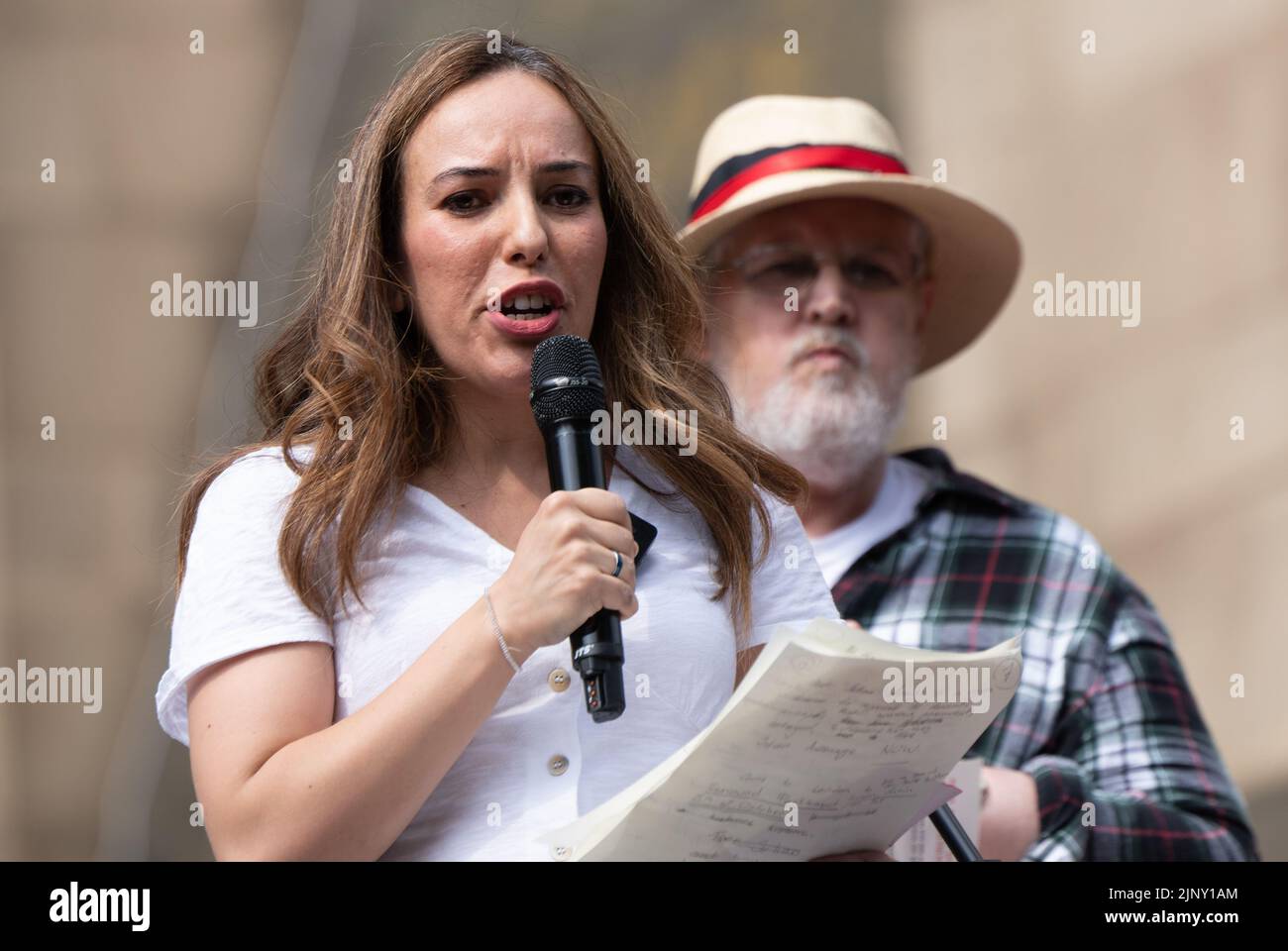 Stella Assange, Ehefrau von Julian Assange, mit dem Hintermann Allan Davies von The Word. Manchester, Großbritannien. 14. August 2022. Der Peterloo-Marsch, der in den Piccadilly Gardens versammelt war, ging zum Petersplatz, gefolgt von einer Kundgebung nach dem marsch auf dem Petersplatz. Julian Assange Film, der 6,30pm bei Briton's Protection gezeigt wurde und historische Verbindungen zum Peterloo-Massaker vom 16. August 1819 hat. Die Volksversammlung in Manchester unterstützt den Peterloo-marsch und die Kundgebung und war an einigen der Veranstaltungen beteiligt. Kredit: GaryRobertsphotography/Alamy Live Nachrichten Stockfoto