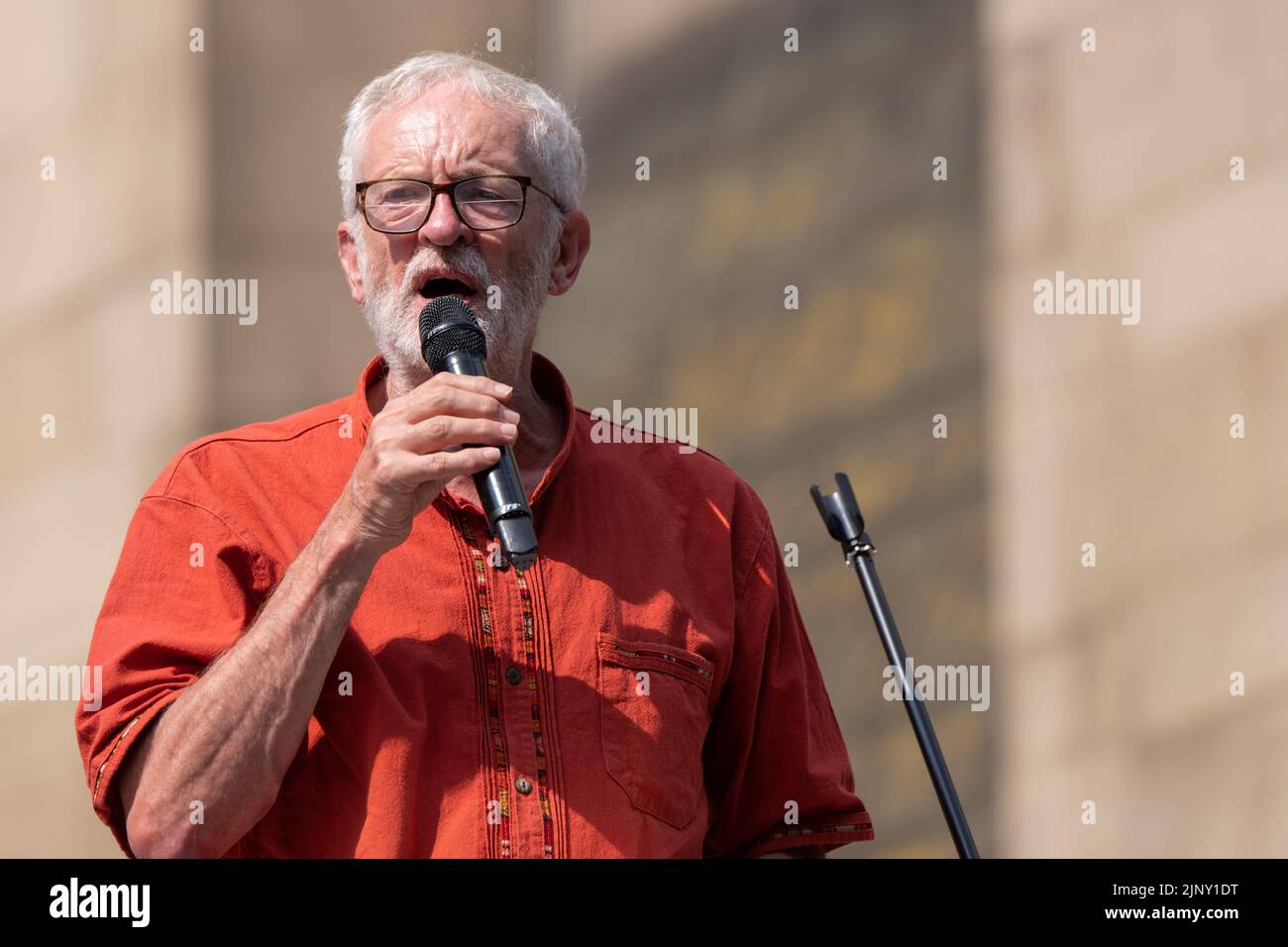 Jeremy Corbyn spricht über die Kundgebung in Manchester, Großbritannien. 14.. August 2022 bei Peterloo März. Marschers versammelten sich am Piccadilly Garden. Anschließend eine Kundgebung zum Petersplatz. Der Ort des Peterloo-Massakers, der am 16.. August 1819 stattfand. Die Volksversammlung in Manchester unterstützt den Peterloo-marsch. Kredit: GaryRobertsphotography/Alamy Live Nachrichten Stockfoto