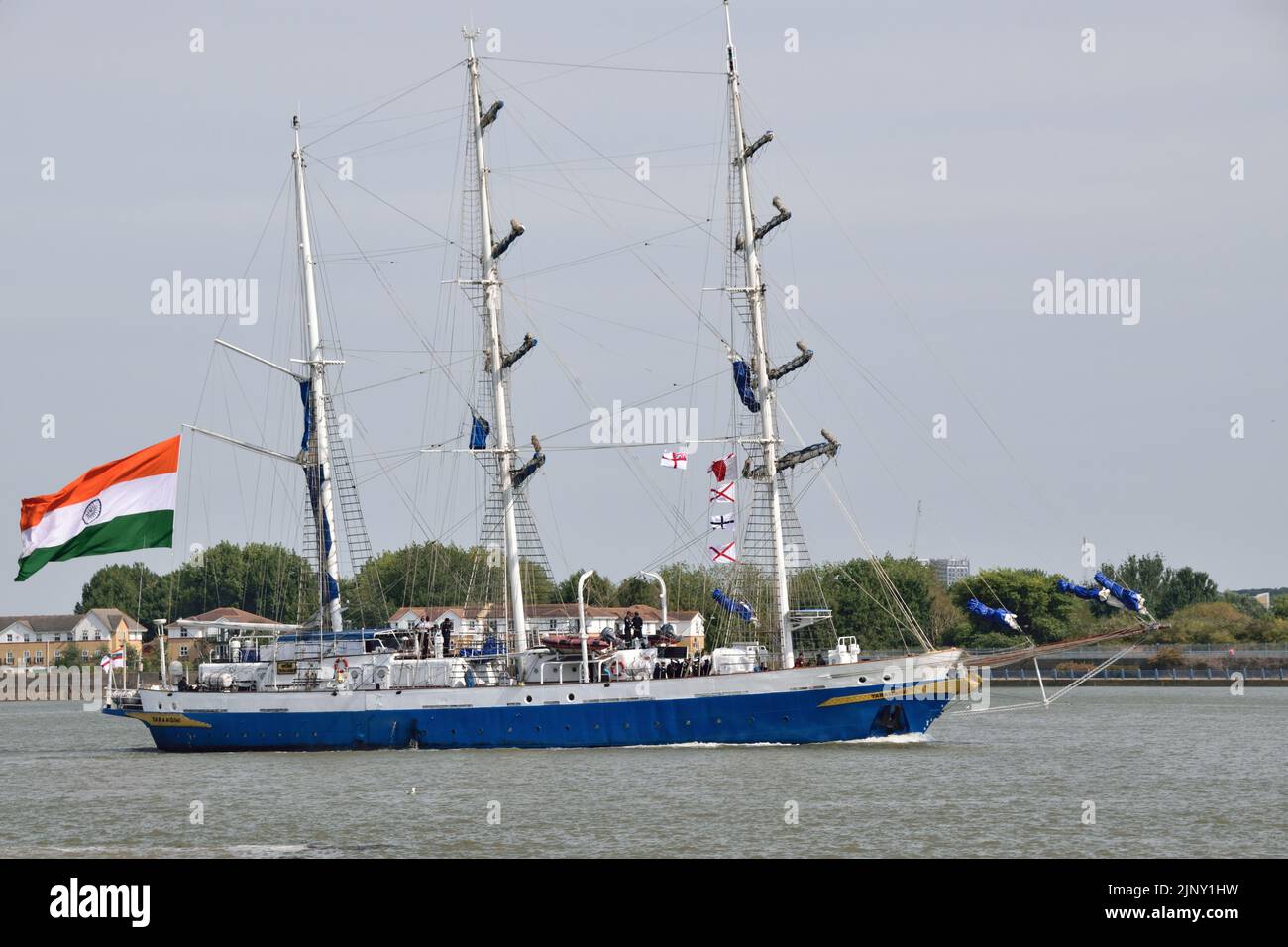 Ankunft auf der Themse NS TARANGINI A75, das Segeltrainingsschiff der indischen Marine, Aufenthalt in West India Doc und Besuch in London im Rahmen von #IndiaAt75 / #AzadiKaAmritMahotsav Veranstaltungen. Stockfoto