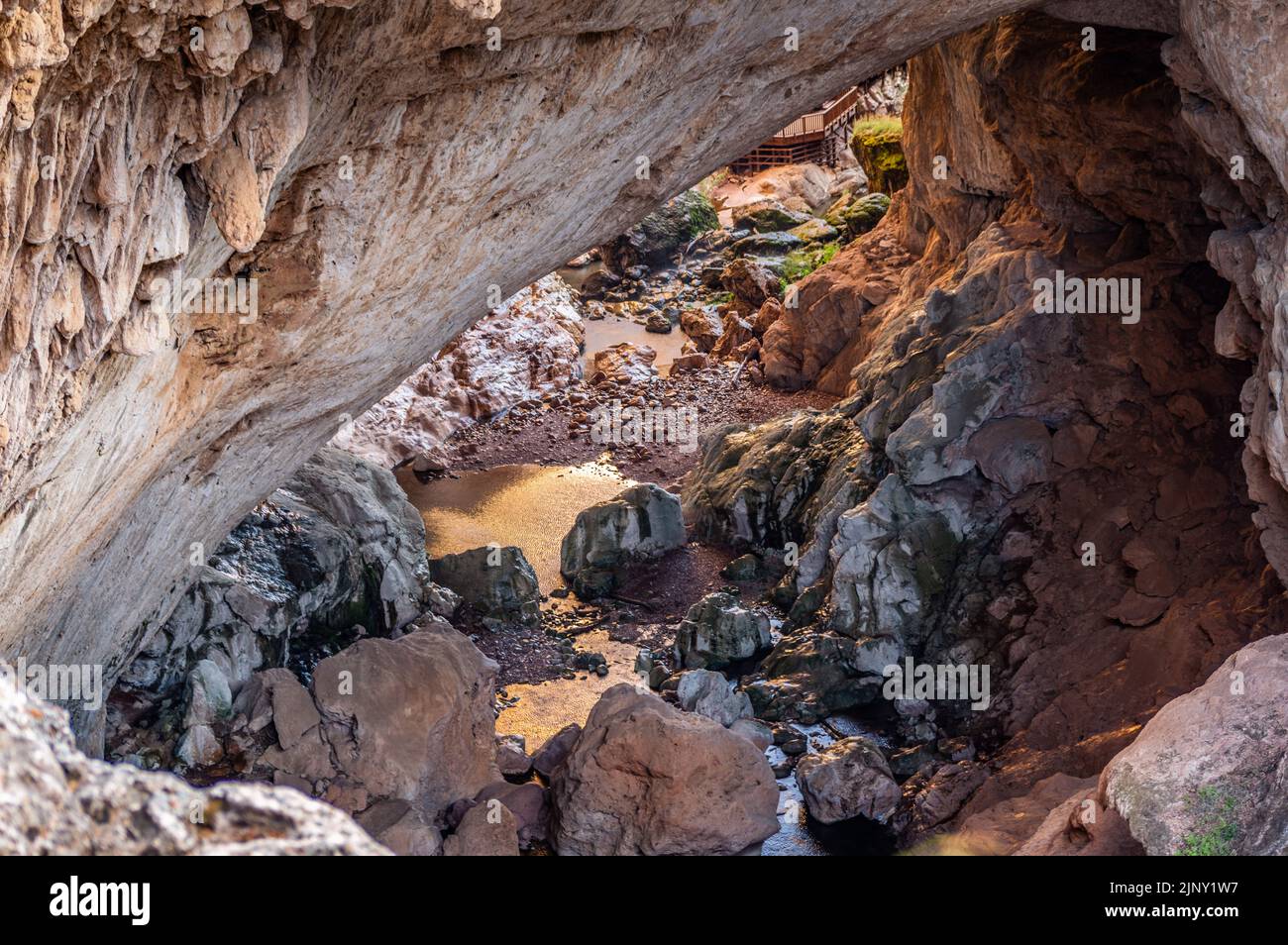 Blick auf Wasser und Felsen unter der Tonto Natural Bridge in Arizona, USA. Stockfoto