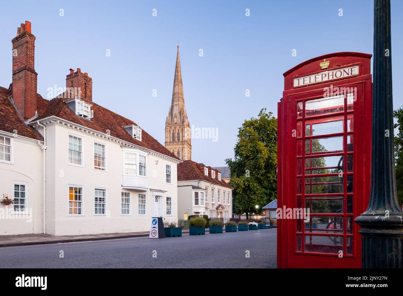 Rote Telefondose auf dem Choristers Square in Salisbury, Wiltshire, England. Stockfoto