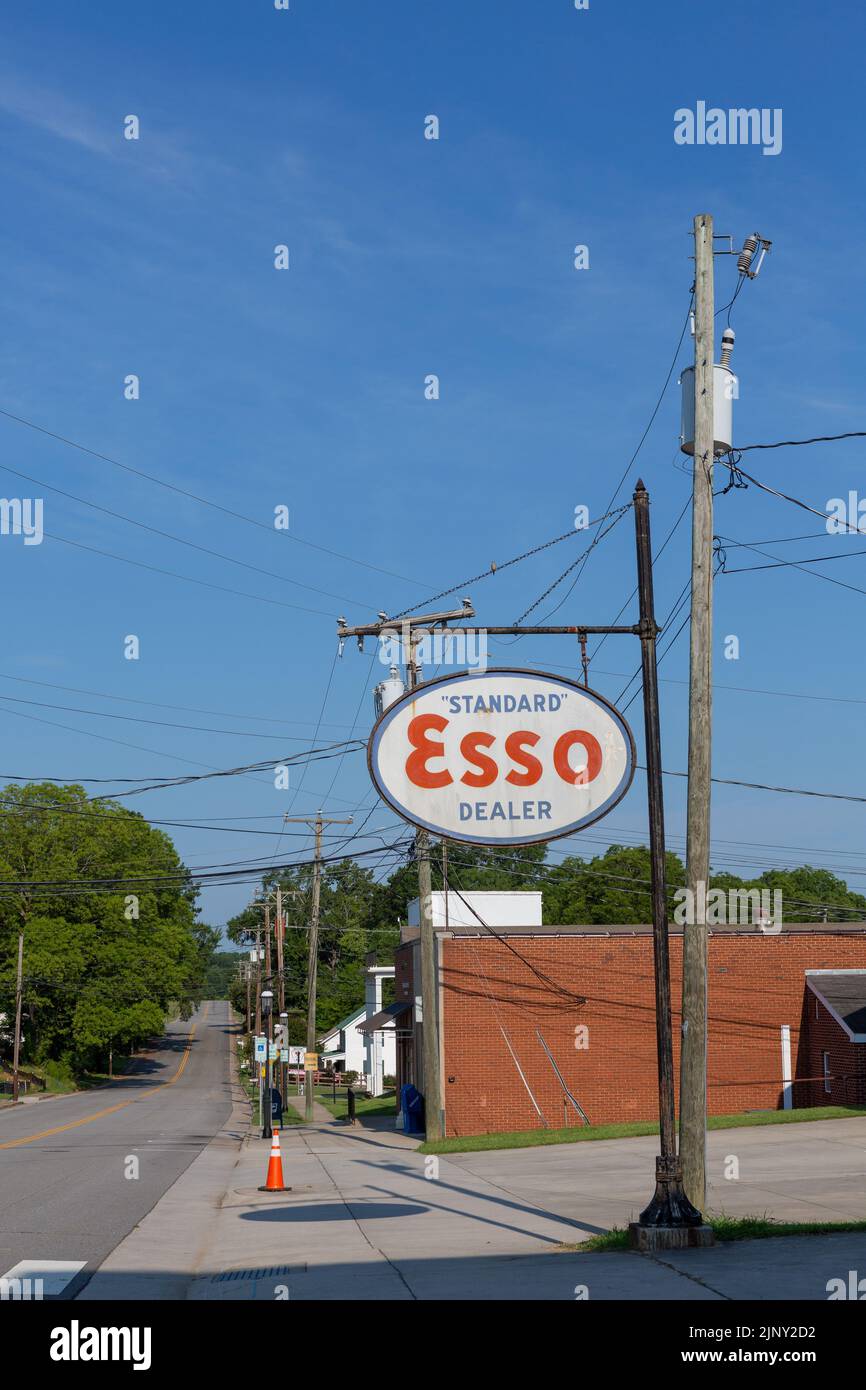 Blick auf die historische Stadt Boydton in Virginia. Leere Straße mit einem alten ESSO-Schild. Stockfoto