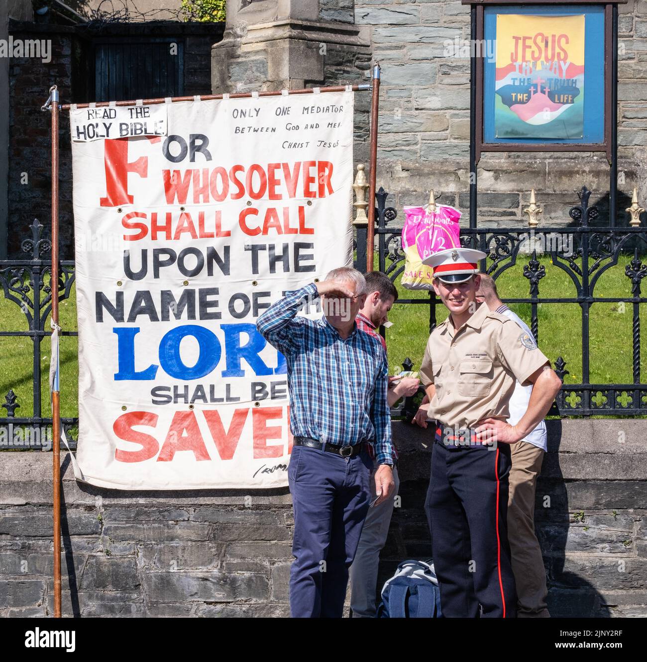 Londonderry, Großbritannien. 13 August 2022. Männer stehen vor dem christlich-evangelischen Banner auf der Carlisle Road. Stockfoto