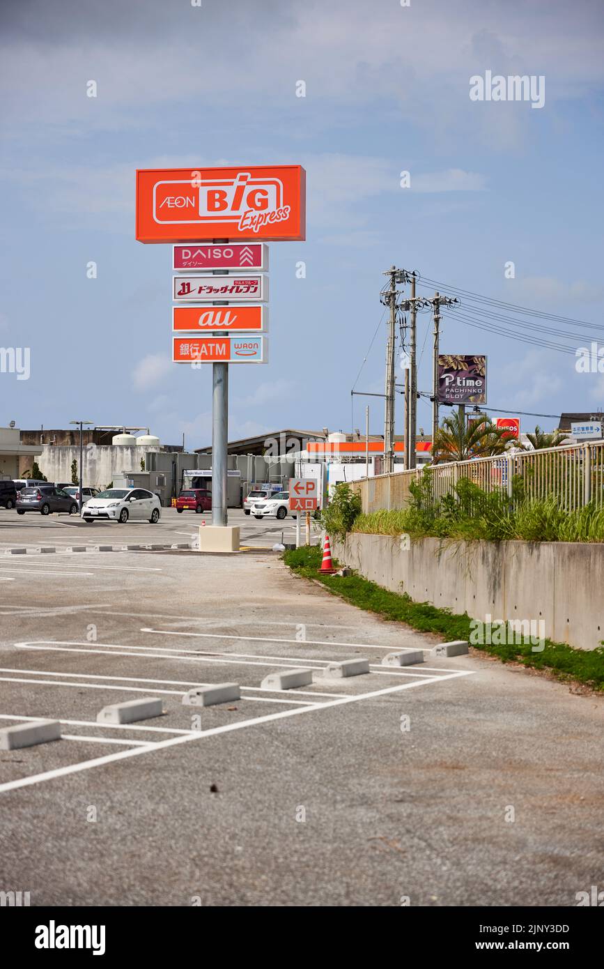 Aeon BIG Express Supermarkt, Schild an der Stange; Motobu, Präfektur Okinawa, Japan Stockfoto