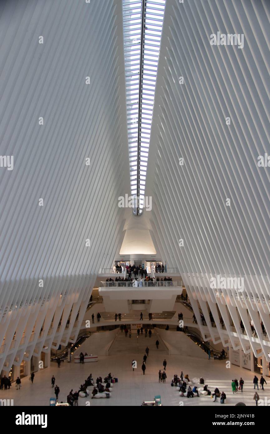 Atemberaubendes Oculus Building: Ein modernes architektonisches Wahrzeichen und Verkehrsknotenpunkt im Herzen von New York City Stockfoto