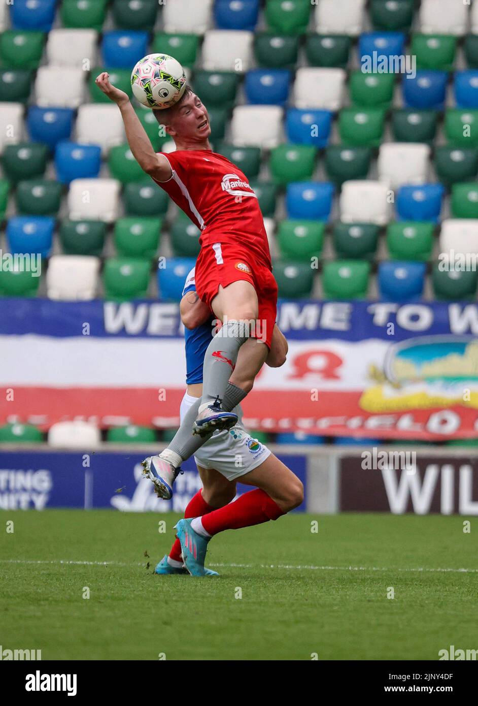 Windsor Park, Belfast, Nordirland, Großbritannien. 14 August 2022. Danske Bank Premiership – Linfield / Portadown. Action aus dem heutigen Spiel – das erste Ligaspiel für beide Seiten zu Beginn der neuen Ligasaison. Oisin Conaty von Portadown überspringt Michael Newberry. Kredit: CAZIMB/Alamy Live Nachrichten. Stockfoto