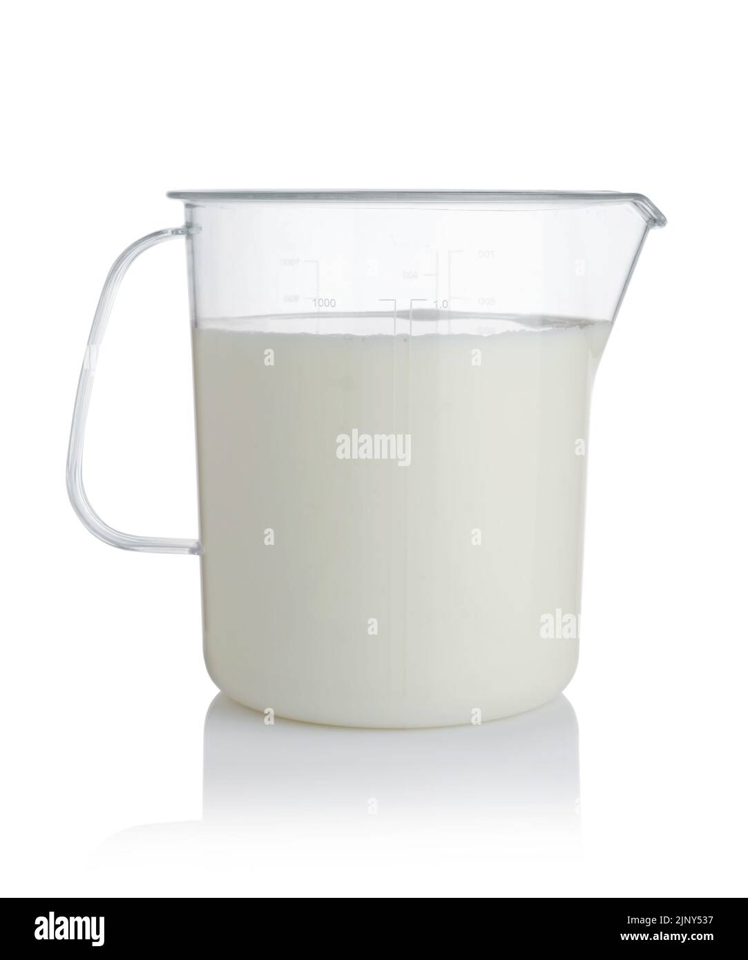 Frische Milch in einem großen Messbecher aus Kunststoff, isoliert auf Weiß. Stockfoto