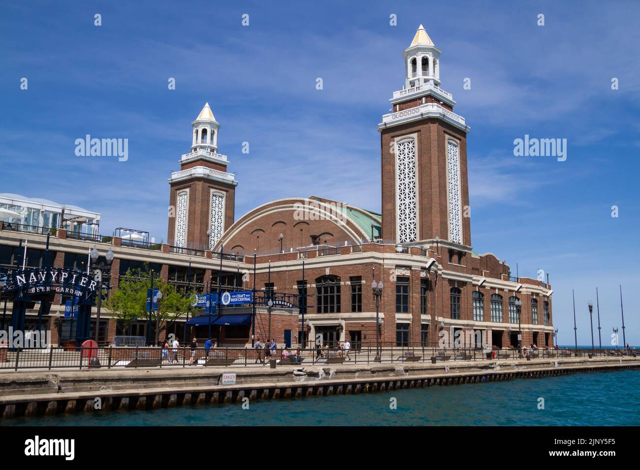 Chicago, IL, USA Mai 13 2022: Navy Pier Beer Garden und Grand Ballroom in Downtown Lake Front Chicago. Dies ist ein Top-Touristenziel mit Restaurant Stockfoto