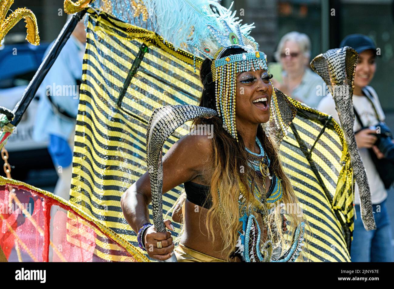 Carifest Calgary ist ein jährliches Kulturfestival und eine Parade, bei der die reiche kulturelle Vielfalt der westindischen Inseln hervorgehoben wird. Tragen Sie ein Augenkostüm Stockfoto