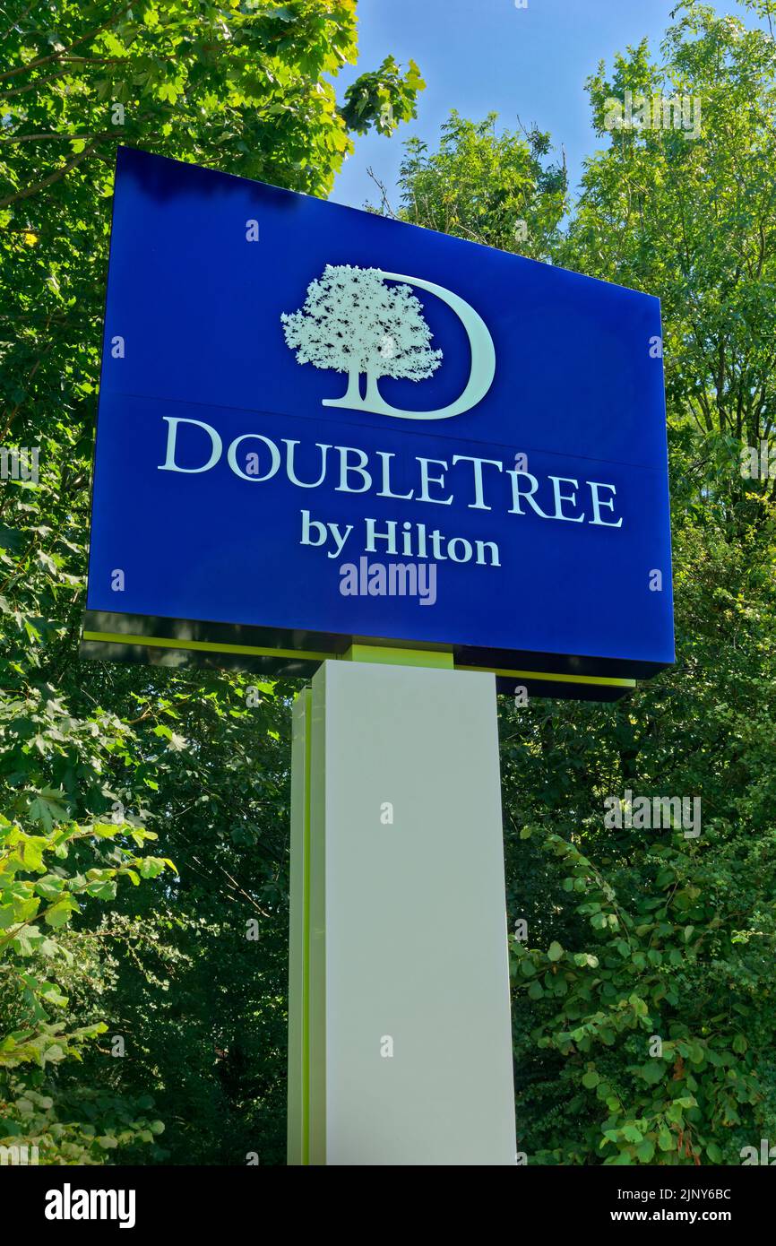 Double Tree am Hilton-Schild. Stockfoto