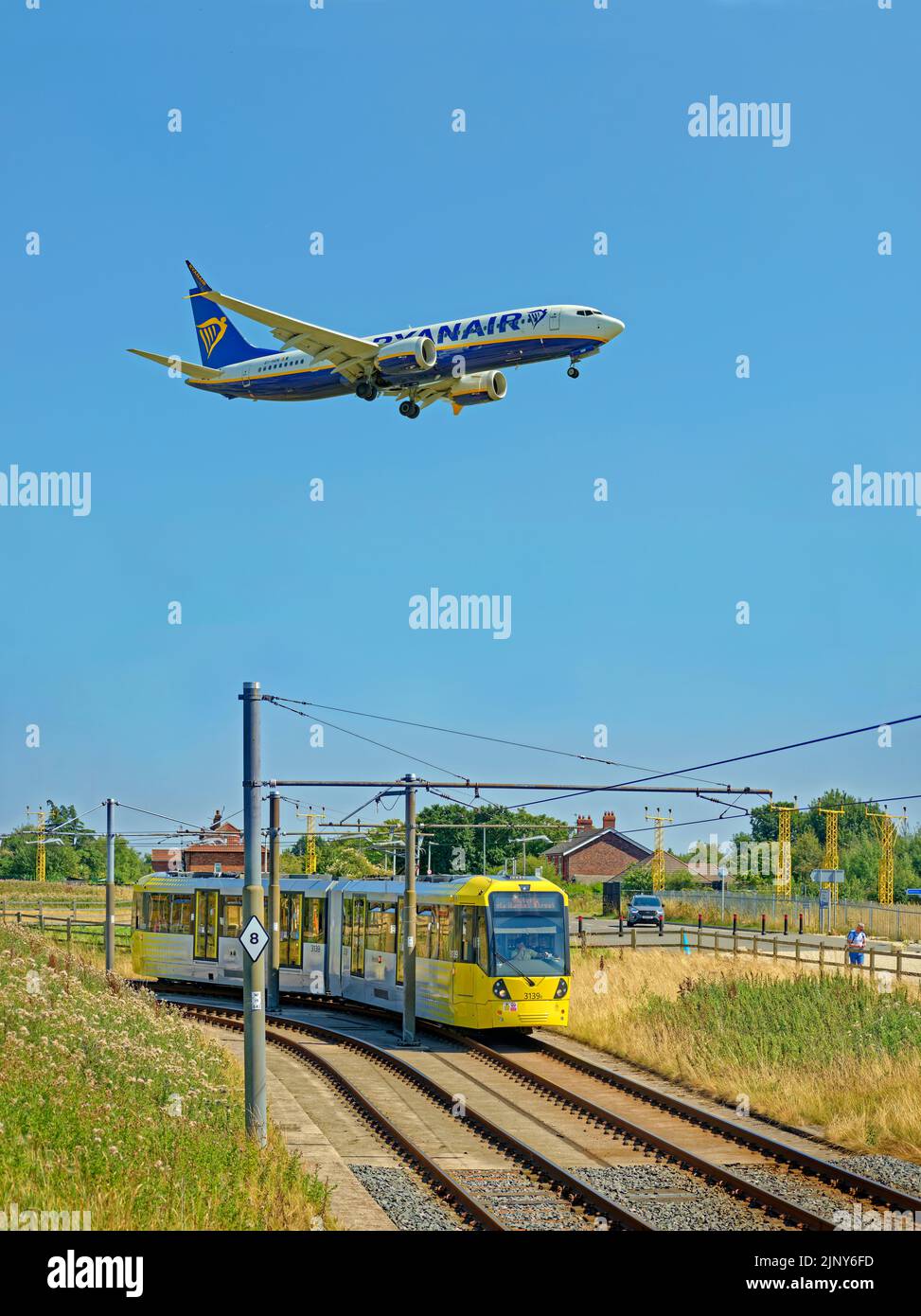 Die Straßenbahn Manchester Metrolink nähert sich der Haltestelle Manchester Airport, Manchester, England. Stockfoto