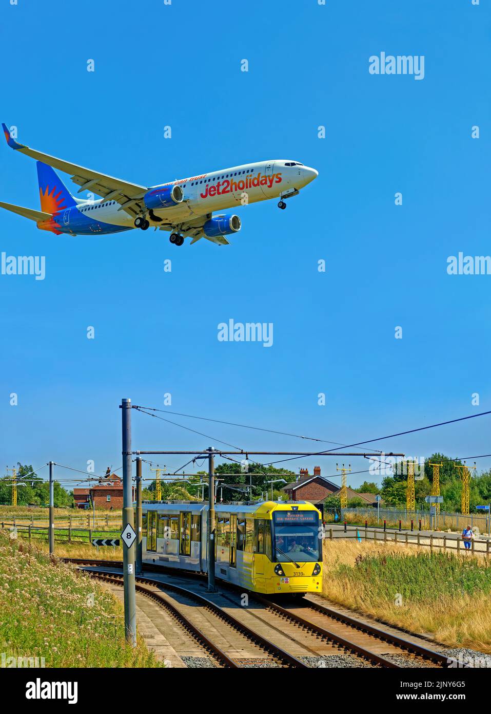 Die Straßenbahn Manchester Metrolink nähert sich der Haltestelle Manchester Airport, Manchester, England. Stockfoto