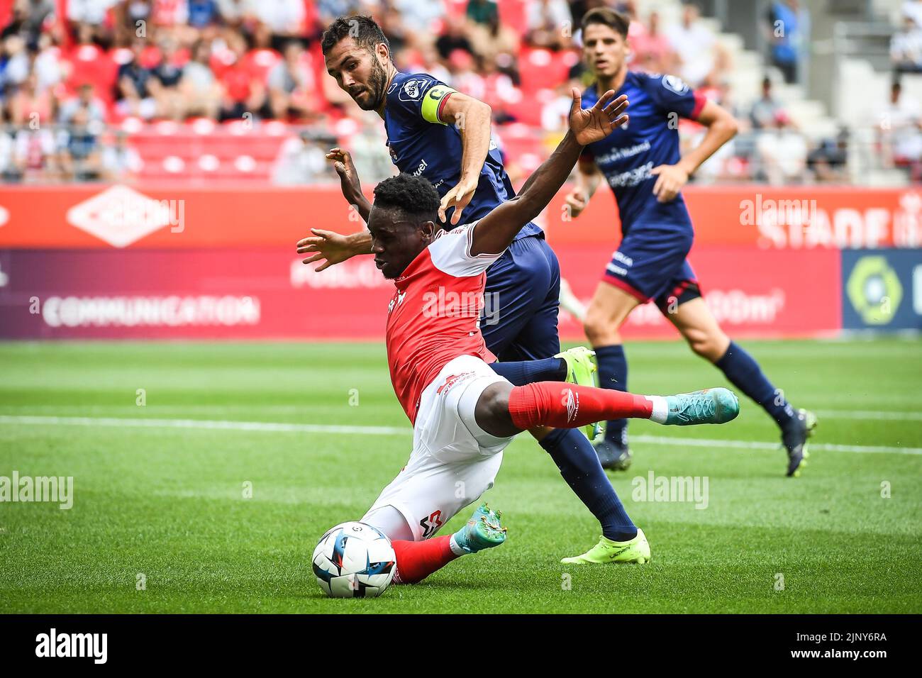 Reims, Frankreich. 14. August 2022. FLORENT OGIER von Clermont Foot 63 kollidiert während der französischen Ligue 1-Aktion im Auguste Delaune-Stadion mit FOLARIN BALOGUN vom Stade de Reims. (Bild: © Matthieu Mirville/ZUMA Press Wire) Stockfoto