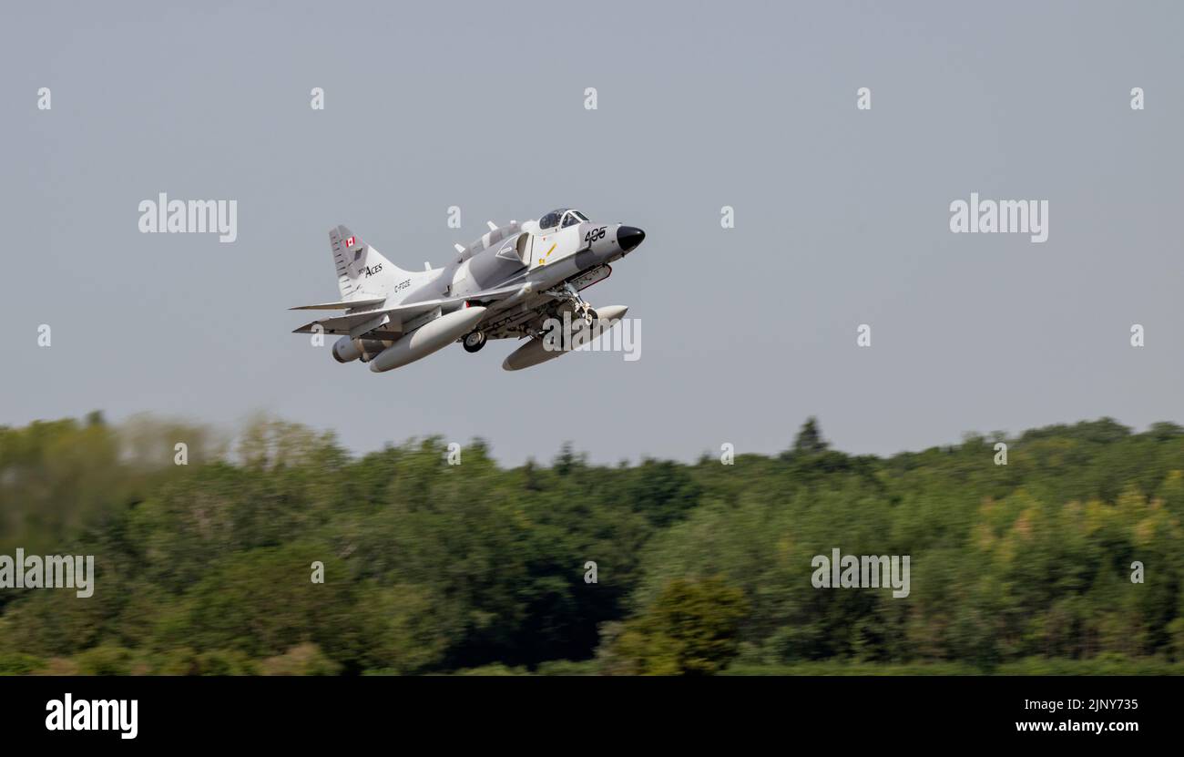 Douglas A-4N Skyhawk verlässt das Royal International Air Tattoo Stockfoto