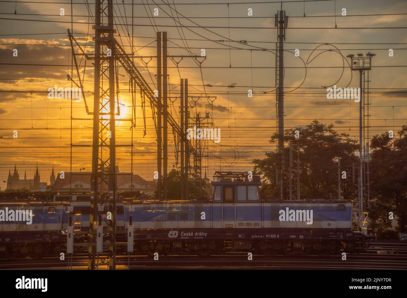 Hauptbahnhof in Prag mit Sonnenuntergang im Sommer heißen schönen Abend Stockfoto