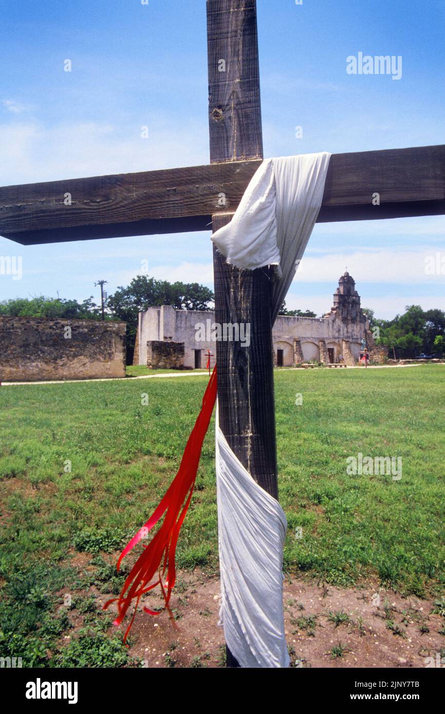 Mission San Juan Capistrano, San Antonio, Texas, jetzt ein Museum. San Antonio Missions National Historical Park. Holz, Holz, Kruzifix auf dem Gelände USA Stockfoto