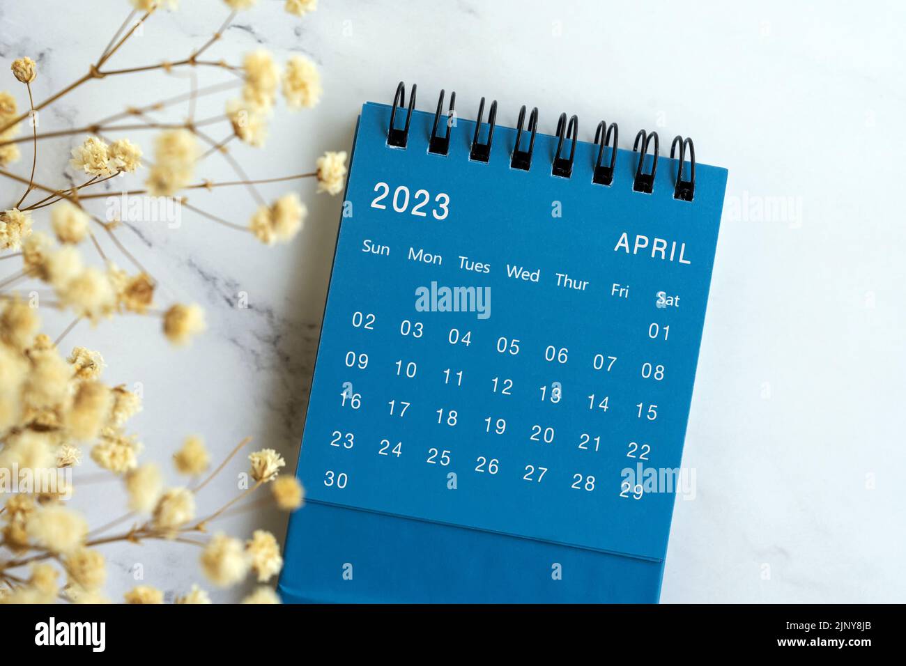 April 2023 flacher blauer Kalender Stockfoto