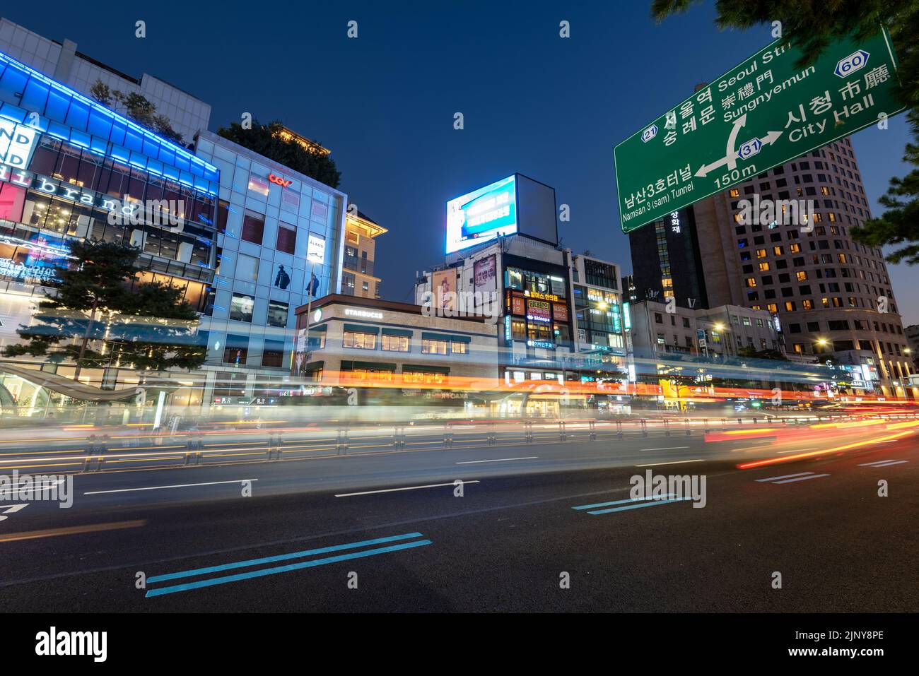 Seoul, Südkorea - 04. November 2019: Blick auf den Verkehr in der Myeongdong Straße in Seoul, Südkorea Stockfoto