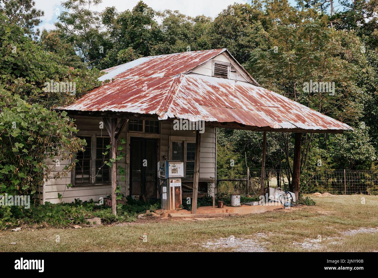 Eine alte geschlossen und verlassene Tankstelle, oder Service Station, entlang einer Landstraße in ländlichen Alabama, USA. Stockfoto