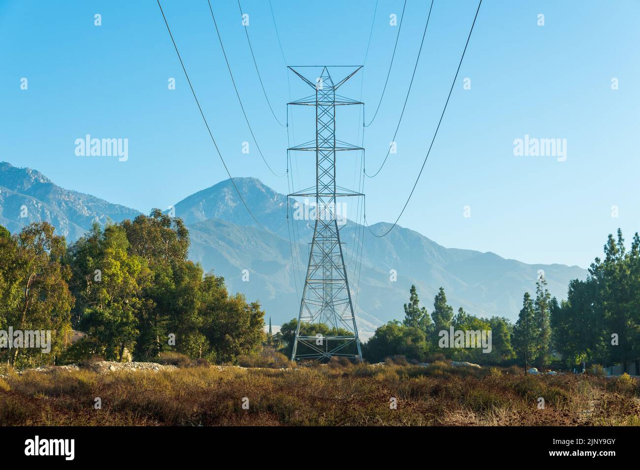 Stahlrohrturm im San Gabriel Valley. Stockfoto