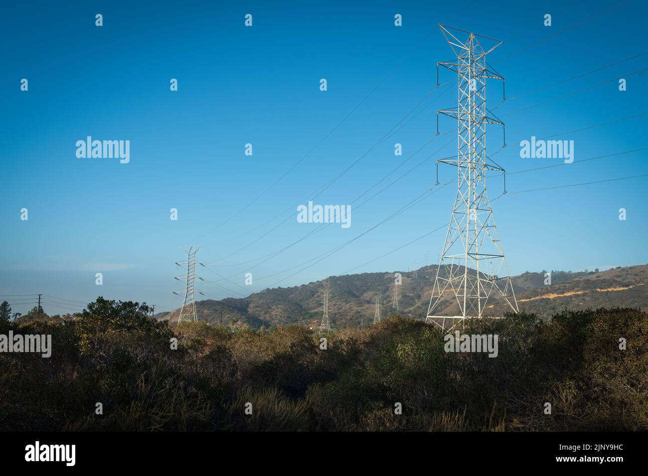 Stahlstromleitungen in San Gabriel Valley. Stockfoto