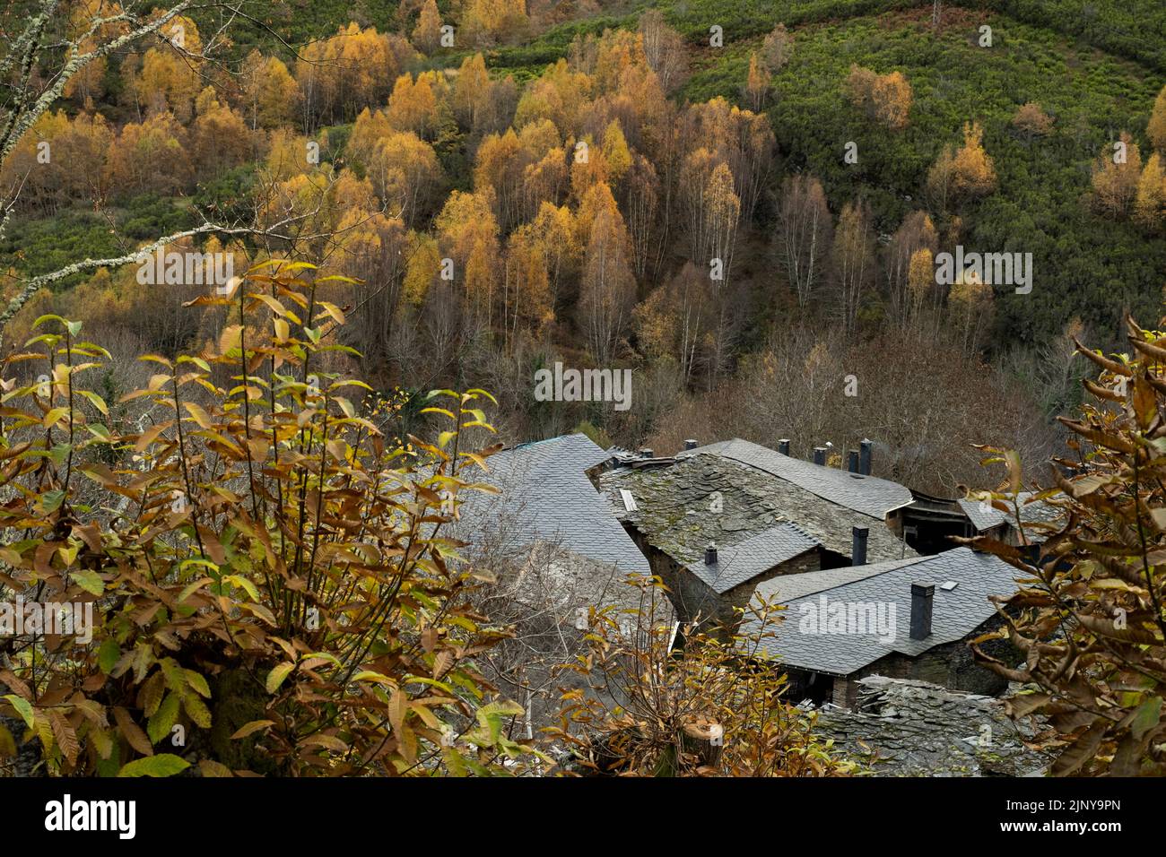 Kleines Dorf in den Bergen mit traditionellen schwarzen Schieferdächern, herbstliche ländliche Landschaft, Stockfoto