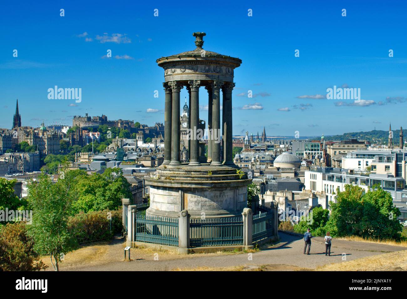 EDINBURGH CITY SCOTLAND DUGALD STEWART MONUMENT UND EIN HEISSER SOMMER BLICK AUF DIE STADT VOM CALTON HILL Stockfoto